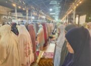 Puluhan Ribu Jemaah Padati Terawih Perdana di Masjid Sabilal Muhtadin Meski Diguyur Hujan