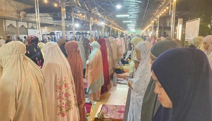 Puluhan Ribu Jemaah Padati Terawih Perdana di Masjid Sabilal Muhtadin Meski Diguyur Hujan