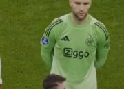 Debut Gemilang Maarten Paes Bersama Ajax, Lakukan Tujuh Penyelamatan Saat Jamu NEC