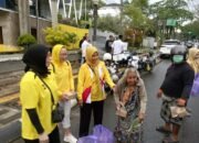 Aksi Sosial Ramadan, drg Hj Ellyana dan Golkar Kalsel Tetap Antusias Bagikan Takjil di Bawah Gerimis