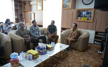 Kopi Liberika Tapin Menuju Sertifikasi Indikasi Geografis, Bupati Tapin Sambut Tim IG Kementrian Hukum RI RANTAU, Kalimantanpost.com – Upaya Pemerintah Kabupaten Tapin mendorong pengakuan resmi terhadap komoditas unggulan daerah memasuki tahap penting. Bupati Tapin H Yamani menerima kunjungan tim Indikasi Geografis dari Direktorat Jenderal Kekayaan Intelektual, Kementerian Hukum RI, di ruang kerjanya, Selasa (24/2/2026). Kunjungan tersebut berkaitan dengan proses pendaftaran Indikasi Geografis (IG) untuk Kopi Liberika asal Kecamatan Hatungun dan Lokpaikat yang diusulkan dengan nama Kopi Tara (Tapin Rantau). Permohonan diajukan masyarakat setempat sebagai bentuk perlindungan hukum atas kekhasan produk lokal. Tim dari DJKI melakukan peninjauan lapangan serta pemeriksaan administratif dan substantif terhadap dokumen yang diajukan. Tahapan ini menjadi bagian dari proses verifikasi sebelum suatu produk memperoleh sertifikat Indikasi Geografis. Bupati Yamani mengatakan, pengajuan penggunaan logo IG untuk Kopi Liberika Tapin telah dilakukan sebelumnya dan kini memasuki tahap evaluasi lanjutan oleh tim ahli. “Kita telah mengajukan permohonan Indikasi Geografis untuk Kopi Liberika Tapin dengan nama Kopi Tara. Saat ini masih ada beberapa dokumen yang perlu dilengkapi sesuai hasil pemeriksaan administratif dan substantif,” ujarnya. Ia menjelaskan, pemeriksaan substantif dilakukan secara independen oleh tim ahli yang turun langsung ke Tapin guna memastikan karakteristik, kualitas, serta keterkaitan produk dengan wilayah asalnya. Menurut Yamani, sertifikasi IG akan menjadi tonggak penting bagi petani kopi di Hatungun dan Lokpaikat. Selain memberi perlindungan hukum, status tersebut dinilai mampu meningkatkan nilai tambah dan daya saing produk di pasar nasional. “Insyaallah dalam waktu dekat kita akan memiliki kopi asli Tapin yang tersertifikasi oleh DJKI Kementerian Hukum. Ini bukan hanya soal label, tetapi tentang pengakuan atas kualitas dan identitas daerah,” katanya. Pemerintah daerah berharap proses verifikasi berjalan lancar sehingga Kopi Tara dapat segera memperoleh pengakuan resmi sebagai produk berindikasi geografis, sekaligus memperkuat posisi Tapin sebagai salah satu sentra kopi liberika di Kalimantan Selatan.(abd/KPO-3) Bupati Tapin H Yamani menerima kunjungan tim Indikasi Geografis dari Direktorat Jenderal Kekayaan Intelektual, Kementerian Hukum RI berlangsung Kantor Bupati Tapin. (Kalimantanpost.com/Repro Humas Pemkab Tapin)