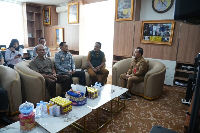 Kopi Liberika Tapin Menuju Sertifikasi Indikasi Geografis, Bupati Tapin Sambut Tim IG Kementrian Hukum RI RANTAU, Kalimantanpost.com – Upaya Pemerintah Kabupaten Tapin mendorong pengakuan resmi terhadap komoditas unggulan daerah memasuki tahap penting. Bupati Tapin H Yamani menerima kunjungan tim Indikasi Geografis dari Direktorat Jenderal Kekayaan Intelektual, Kementerian Hukum RI, di ruang kerjanya, Selasa (24/2/2026). Kunjungan tersebut berkaitan dengan proses pendaftaran Indikasi Geografis (IG) untuk Kopi Liberika asal Kecamatan Hatungun dan Lokpaikat yang diusulkan dengan nama Kopi Tara (Tapin Rantau). Permohonan diajukan masyarakat setempat sebagai bentuk perlindungan hukum atas kekhasan produk lokal. Tim dari DJKI melakukan peninjauan lapangan serta pemeriksaan administratif dan substantif terhadap dokumen yang diajukan. Tahapan ini menjadi bagian dari proses verifikasi sebelum suatu produk memperoleh sertifikat Indikasi Geografis. Bupati Yamani mengatakan, pengajuan penggunaan logo IG untuk Kopi Liberika Tapin telah dilakukan sebelumnya dan kini memasuki tahap evaluasi lanjutan oleh tim ahli. “Kita telah mengajukan permohonan Indikasi Geografis untuk Kopi Liberika Tapin dengan nama Kopi Tara. Saat ini masih ada beberapa dokumen yang perlu dilengkapi sesuai hasil pemeriksaan administratif dan substantif,” ujarnya. Ia menjelaskan, pemeriksaan substantif dilakukan secara independen oleh tim ahli yang turun langsung ke Tapin guna memastikan karakteristik, kualitas, serta keterkaitan produk dengan wilayah asalnya. Menurut Yamani, sertifikasi IG akan menjadi tonggak penting bagi petani kopi di Hatungun dan Lokpaikat. Selain memberi perlindungan hukum, status tersebut dinilai mampu meningkatkan nilai tambah dan daya saing produk di pasar nasional. “Insyaallah dalam waktu dekat kita akan memiliki kopi asli Tapin yang tersertifikasi oleh DJKI Kementerian Hukum. Ini bukan hanya soal label, tetapi tentang pengakuan atas kualitas dan identitas daerah,” katanya. Pemerintah daerah berharap proses verifikasi berjalan lancar sehingga Kopi Tara dapat segera memperoleh pengakuan resmi sebagai produk berindikasi geografis, sekaligus memperkuat posisi Tapin sebagai salah satu sentra kopi liberika di Kalimantan Selatan.(abd/KPO-3) Bupati Tapin H Yamani menerima kunjungan tim Indikasi Geografis dari Direktorat Jenderal Kekayaan Intelektual, Kementerian Hukum RI berlangsung Kantor Bupati Tapin. (Kalimantanpost.com/Repro Humas Pemkab Tapin)