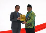 Bupati HST Terima Penghargaan Kabupaten Menuju Bersih dari Kementerian LH