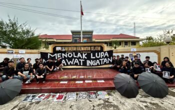 ‎KEADILAN - Perwakilan massa aksi, Wira Surya Wibawa, menyampaikan orasi dalam Aksi Kamisan Banjarbaru ke-21 di Banjarbaru, Kamis (26/2/2026), menyerukan solidaritas dan keadilan bagi korban dugaan pelanggaran HAM. (Kalimantanpost.com/devi).