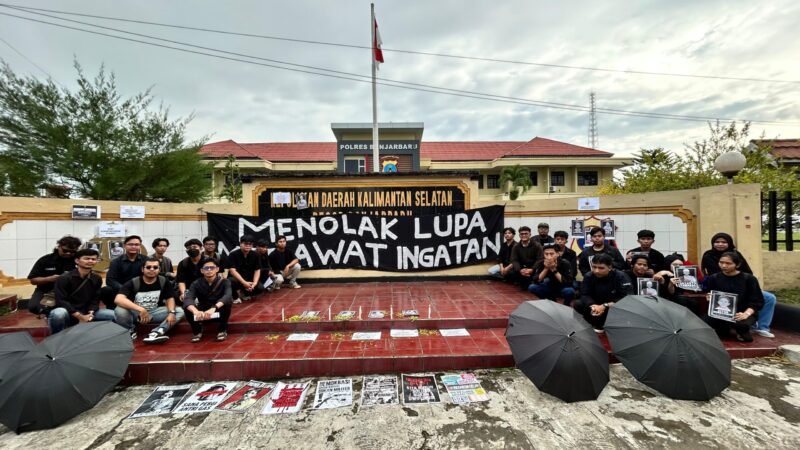 Aksi Kamisan Banjarbaru ke-21 Serukan Keadilan dan Solidaritas untuk Korban Dugaan Kekerasan Aparat 1 KEADILAN - Perwakilan massa aksi, Wira Surya Wibawa, menyampaikan orasi dalam Aksi Kamisan Banjarbaru ke-21 di Banjarbaru, Kamis (26/2/2026), menyerukan solidaritas dan keadilan bagi korban dugaan pelanggaran HAM. (Kalimantanpost.com/devi).