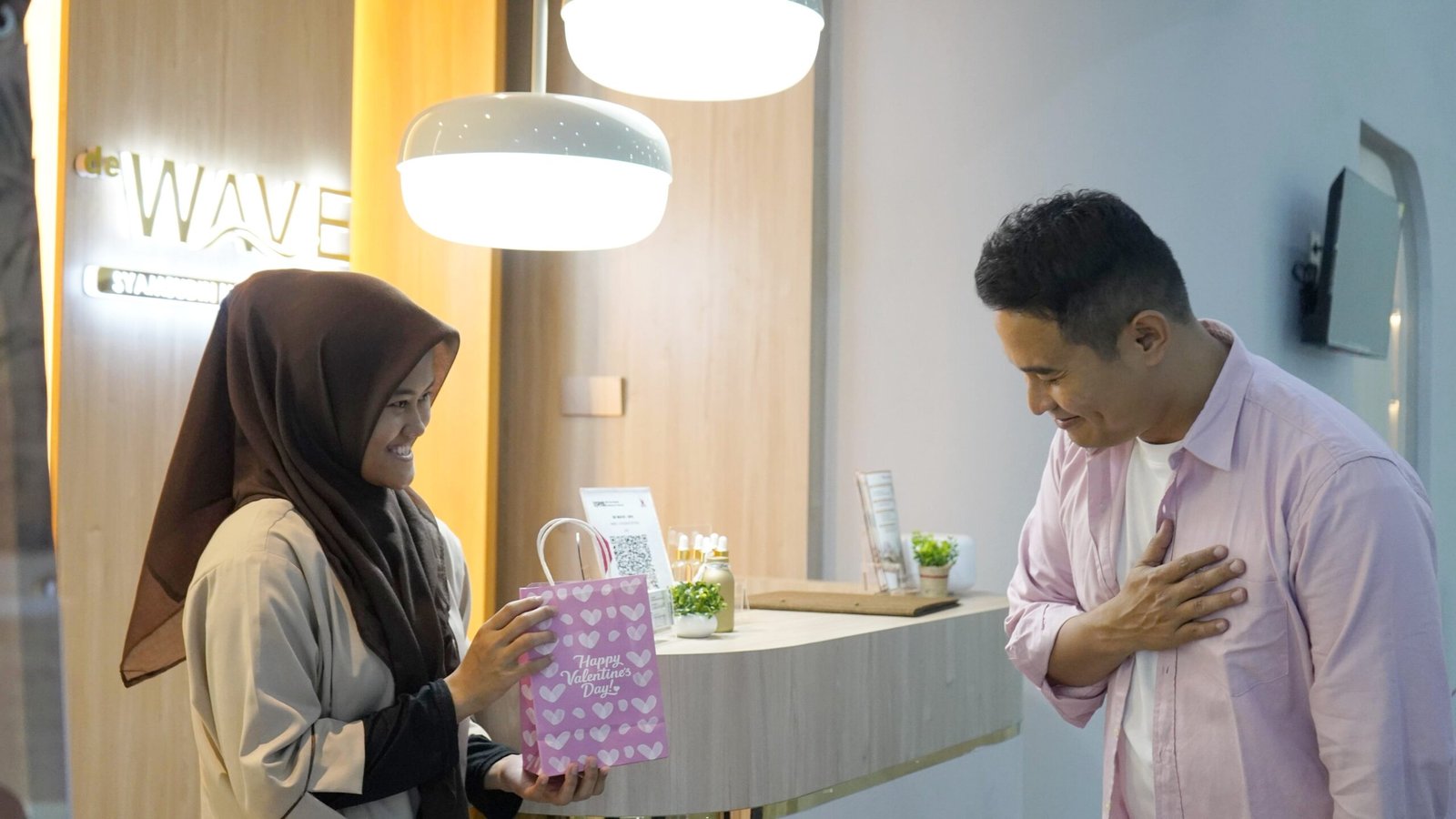 Tanda Kasih dari Bandara Internasional Syamsudin Noor, Penumpang Dapat Kejutan Spesial Valentine 1 IMG 20260214 213734 scaled