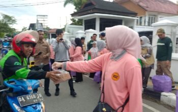 NSC dan UPZ Awali Ramadan dengan Aksi Sosial, Ratusan Takjil Dibagikan kepada Masyarakat 4 IMG 20260220 224338