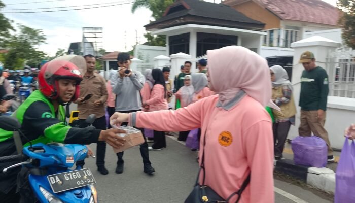 NSC dan UPZ Awali Ramadan dengan Aksi Sosial, Ratusan Takjil Dibagikan kepada Masyarakat