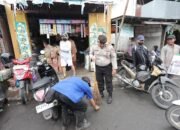 Personel Polresta Banjarmasin Bersih-bersih di Pasar Lama