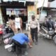 Personel Polresta Banjarmasin Bersih-bersih di Pasar Lama