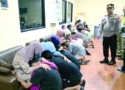 Kelompok Tawuran Bersimpuh di Pangkuan Ibu