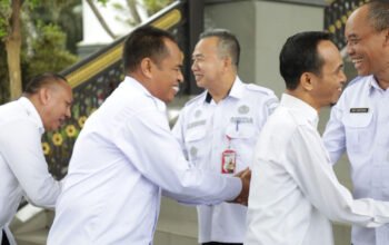 Tekankan Loyalitas dan Kinerja Pegawai 5 1 35 klm Kontrak Pemprov 25 Sekdaprov Kalsel pimpin apel pagi