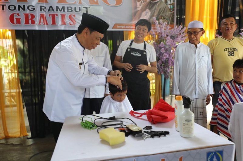 Jumat Ganteng Potong Rambut Gratis di Angkinang 1 Hal 12 HSS 1 3 klm 10