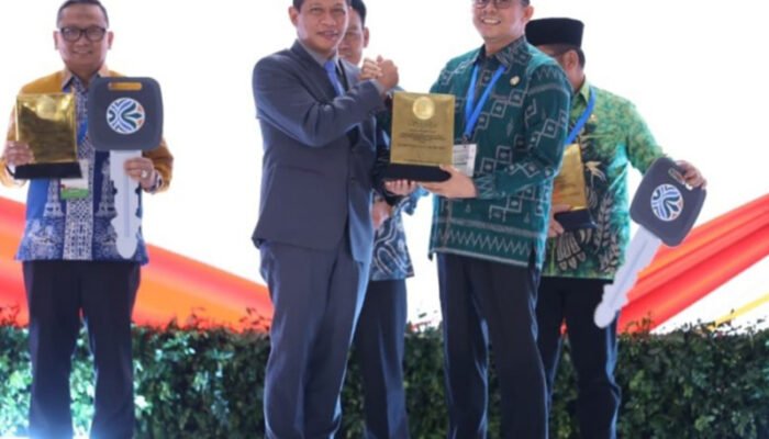 Pemkab Tanbu Terima Anugerah Predikat Sertifikat Menuju Kabupaten Bersih Tahun 2025