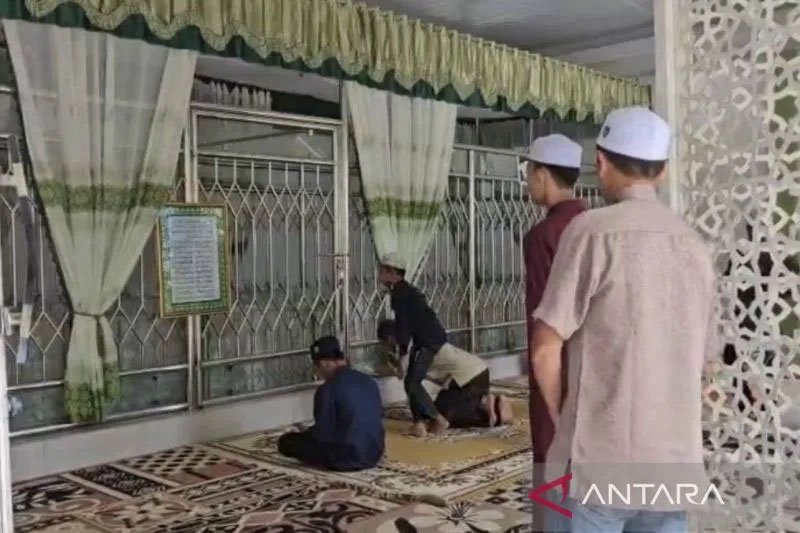 Makam Datu Kandang Haji Balangan Ramai Dikunjungi Peziarah 1 Hal 2 Bal 4 klm