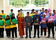 Bupati Kotabaru Serahkan Paket Sembako ke Petugas Lapangan DLH