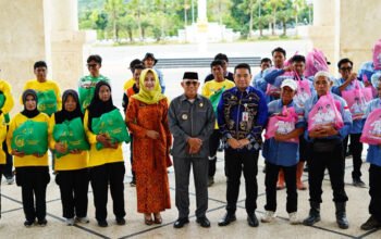 Bupati Kotabaru Serahkan Paket Sembako ke Petugas Lapangan DLH 4 Hal 4 Kotabaru 1 3 klm 3