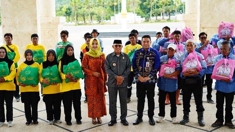 Bupati Kotabaru Serahkan Paket Sembako ke Petugas Lapangan DLH 1 Hal 4 Kotabaru 1 3 klm 3