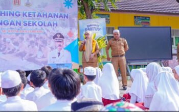 Wali Kota Erna Lisa Halaby Resmikan Program Ketahanan Pangan di SDN 1 Mentaos 5 Hal 6 3 KLM BJB 1 1