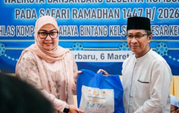 Wali Kota Banjarbaru Serahkan Bantuan Ambulans Untuk Warga Sungai Besar 4 Hal 6 3 KLM BJB 1 5