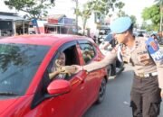 Polres HST Kembali Bagi-bagi Takjil Kepada Masyarakat
