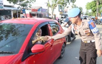 Polres HST Kembali Bagi-bagi Takjil Kepada Masyarakat 6 IMG 20260301 WA0017