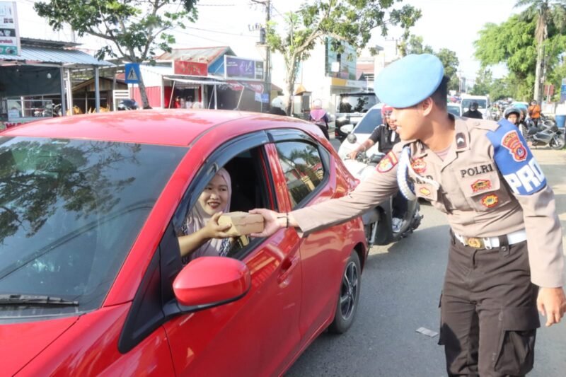 Polres HST Kembali Bagi-bagi Takjil Kepada Masyarakat 1 IMG 20260301 WA0017 e1772372198823