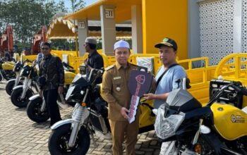 Bupati Tapin Salurkan 15 Tossa untuk Angkutan Sampah 9 IMG 20260302 WA0021