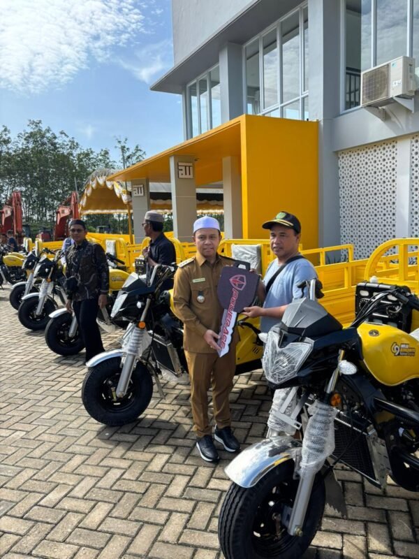 Bupati Tapin Salurkan 15 Tossa untuk Angkutan Sampah 1 IMG 20260302 WA0021 e1772434214218