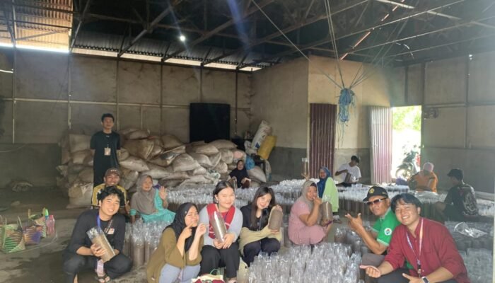 Mahasiswa ULM Olah Jeruk Berlebih dan Sampah Desa