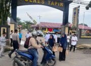 Polres Tapin Gandeng OKP Bagikan Takjil di Depan Mako