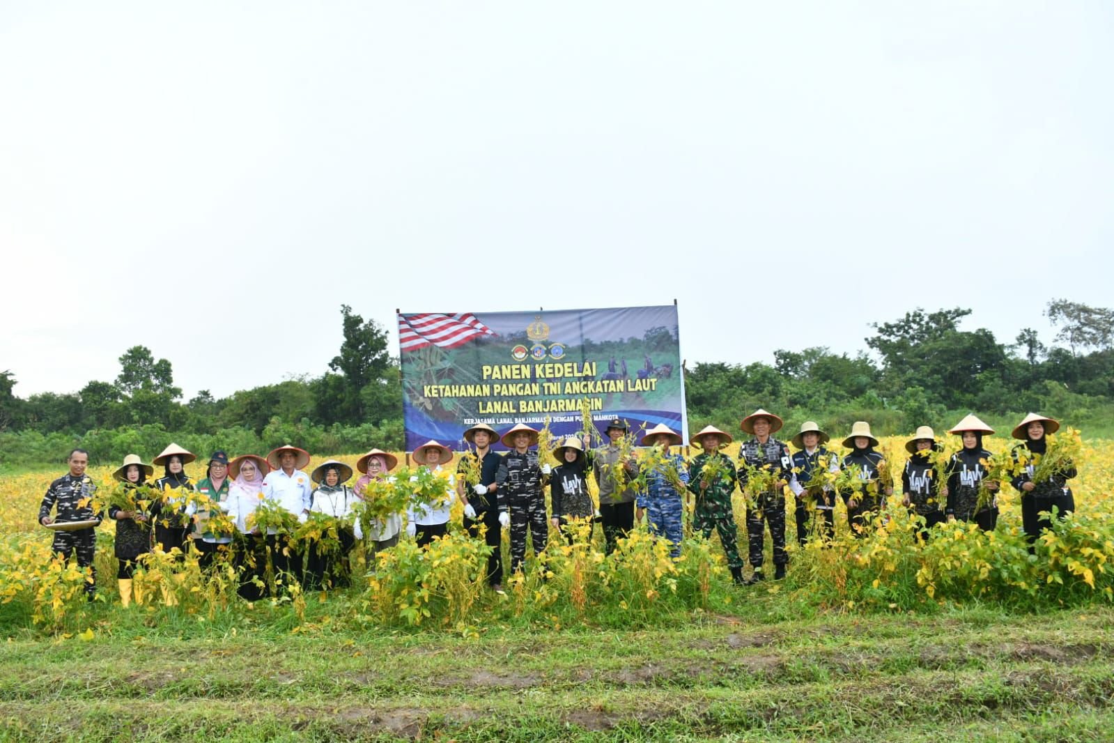 Pemprov Kalimantan Selatan Apresiasi Panen Kedelai Lanal Banjarmasin 1 IMG 20260304 WA0049