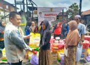 Bupati HST Samsul Rizal Serahkan Bantuan Korban Kebakaran