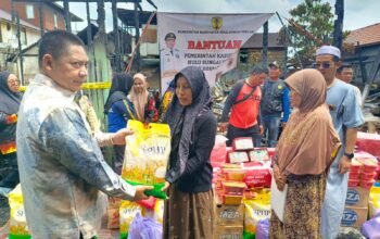 Bupati HST Samsul Rizal Serahkan Bantuan Korban Kebakaran 4 IMG 20260305 WA0059