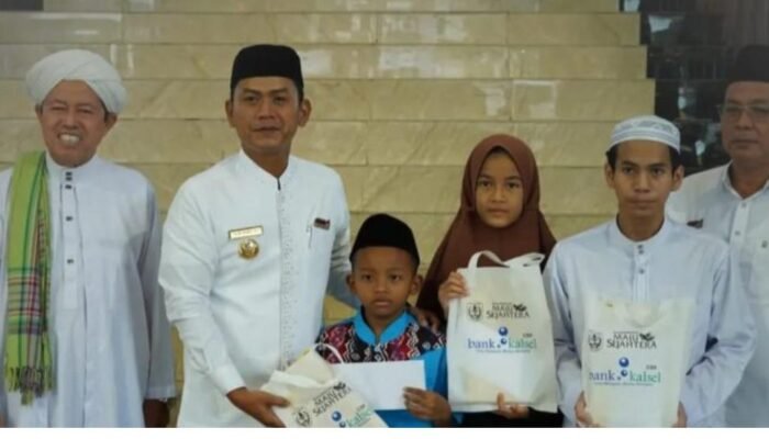 Bank Kalsel Bagikan Sarung Untuk Anak Panti Asuhan