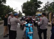 Polres HSS Bersama Wartawan Berbagi Takjil ke Masyarakat