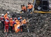 Jasad Korban Longsor Gunungan Sampah Kembali Ditemukan Tim SAR