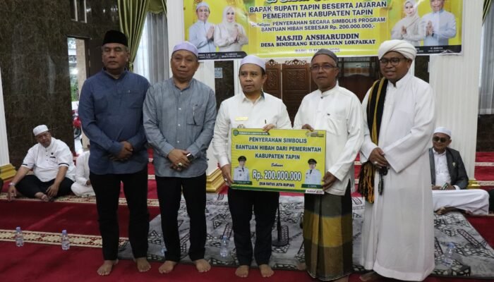 Safari Ramadhan di Lokpaikat, Bupati Tapin Serahkan Hibah Rp200 Juta untuk Masjid Ansharuddin