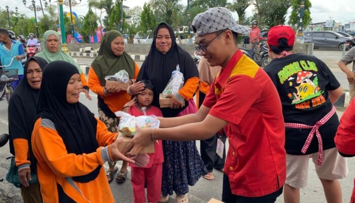 ‎Antrean Warga Warnai Pembagian Paket Buka Puasa Gratis di Warteg Makan Sari Balangan