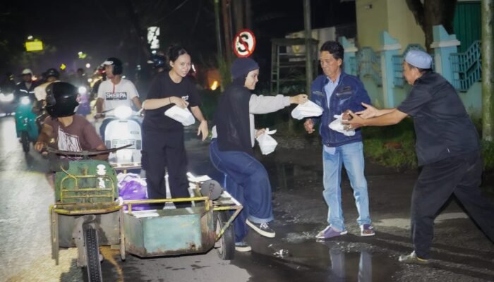 Sahur On The Road, Komunitas Vespa Banjarmasin Bagikan Ratusan Paket Makanan untuk Pekerja 3 IMG 20260315 WA0030