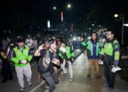 Sahur On The Road, Komunitas Vespa Banjarmasin Bagikan Ratusan Paket Makanan untuk Pekerja