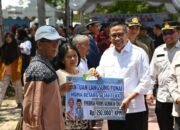 Jelang Hari Raya Nyepi dan Idul Fitri, Plt Sekda Salurkan Bansos di Sukamara