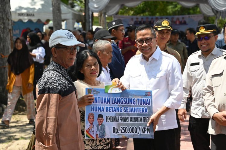 Jelang Hari Raya Nyepi dan Idul Fitri, Plt Sekda Salurkan Bansos di Sukamara 1 IMG 20260315 WA0037