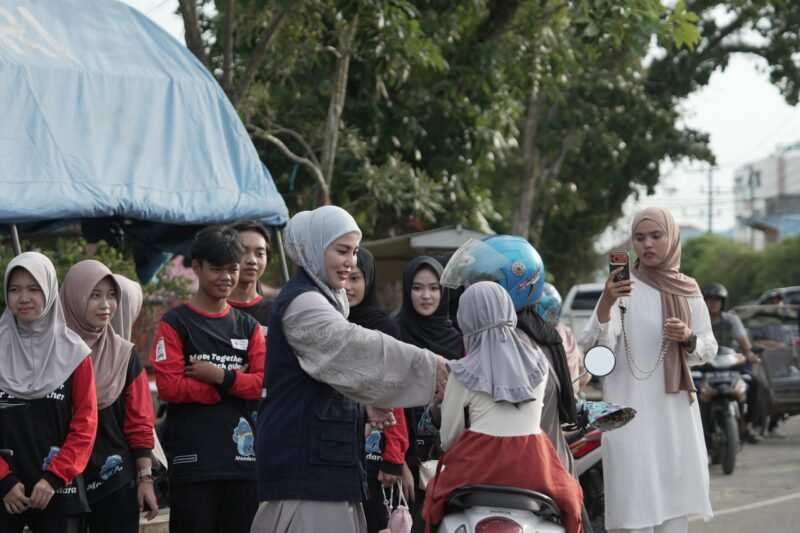 Ketua TP PKK HST dan PMIBerbagi Takjil 1 IMG 20260315 WA0042 1 scaled e1773580064928