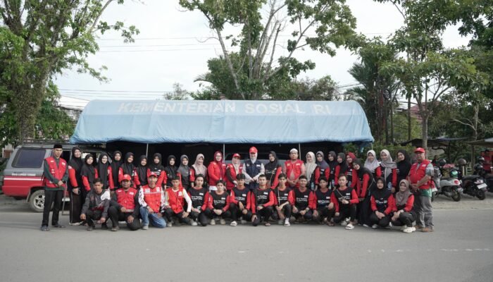 Ketua TP PKK HST dan PMIBerbagi Takjil 3 IMG 20260315 WA0043