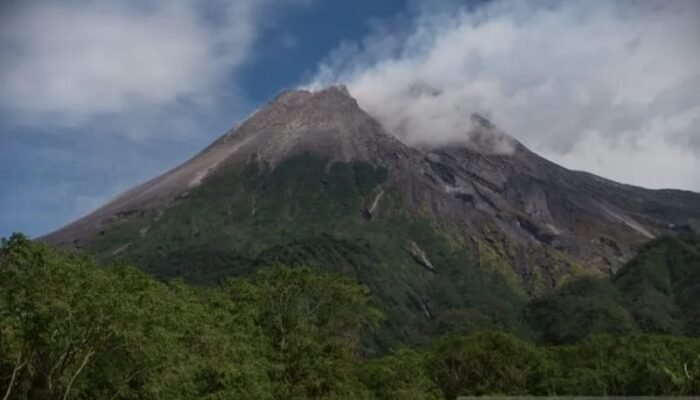 Dua Kali Gunung Merapi Luncurkan Awan Panas Guguran Sejauh 1,6 Km