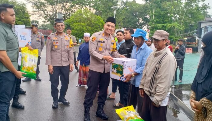Polres Tapin Salurkan 2,5 Ton Beras dan Sembako untuk 1.500 Warga