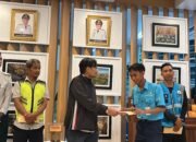 Hasnuryadi Salurkan THR dari Hasnur Group untuk Petugas Bandara Syamsudin Noor