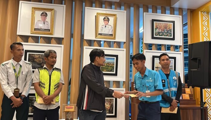 Hasnuryadi Salurkan THR dari Hasnur Group untuk Petugas Bandara Syamsudin Noor