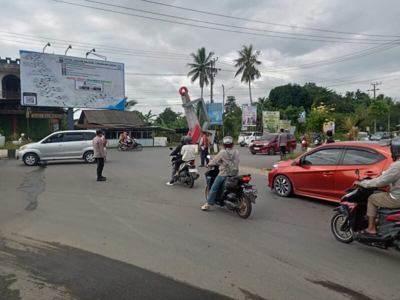 Amankan Arus Mudik 2026, Personel Pos Yan Bati-Bati Siaga di Simpang 3 Nusa Indah 1 IMG 20260323 WA0027 e1774251251601